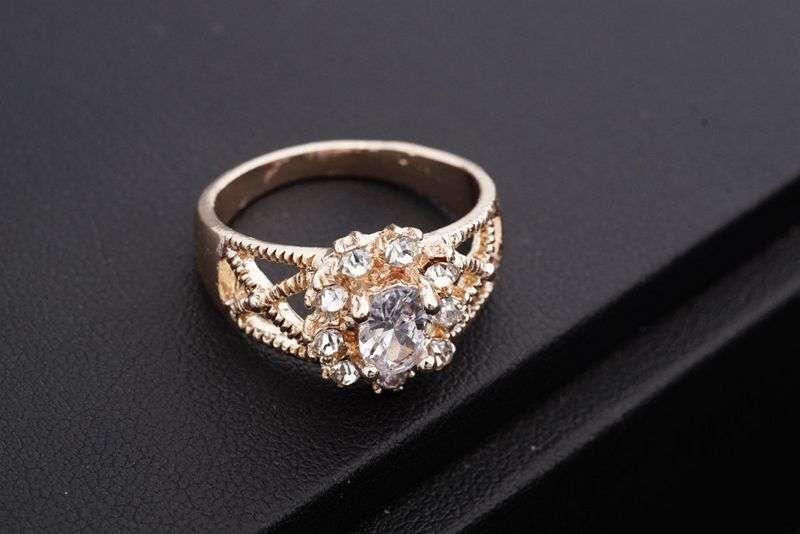 Ladies Stunning 18K Yellow Gold Filled Ring with White Sapphires (Size 6)
